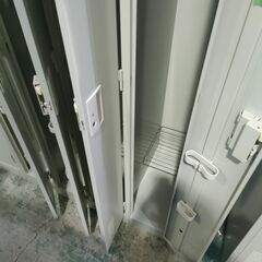 【ジャングル和泉大型良品館】　⑥4人用ロッカー　鍵あり　事務用品　休憩室　【R406】の画像