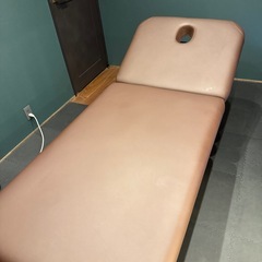 美品】施術ベッド　電動昇降機能付きの画像