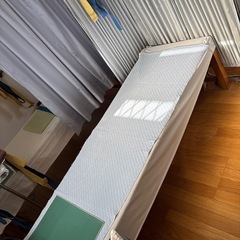 治療用木製ベットの画像