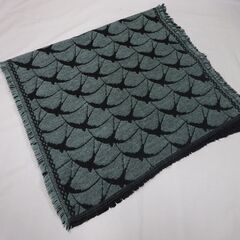 ( E-105 )ツバメ柄 マフラー ストール グリーン ブルー ブラック 黒 鳥 おしゃれ 中古の画像