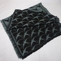 ( E-105 )ツバメ柄 マフラー ストール グリーン ブルー ブラック 黒 鳥 おしゃれ 中古の画像