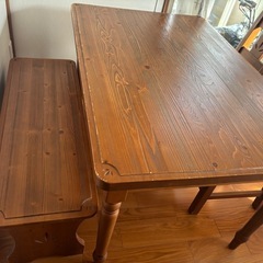 カントリー調ダイニングテーブルの画像