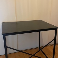 シンプルテーブルの画像