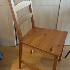 シンプルな椅子の画像