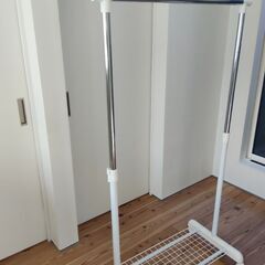 ハンガーラック　白の画像