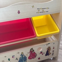 本棚とオモチャ箱の画像