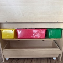 本棚とオモチャ箱の画像