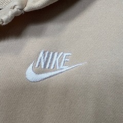 NIKE ベージュパーカーの画像
