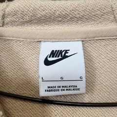 NIKE ベージュパーカーの画像