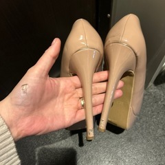 ベージュ　パンプスの画像