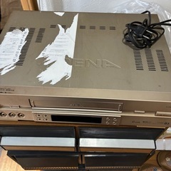 東芝ビデオデッキとビデオテープケースの画像