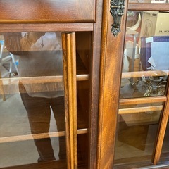 12/25まで店頭商品一部を除き半額クリスマスSALE!!開催中　サ2512-070 カリモク オールド ヴィンテージ 食器棚 カップボード スライドボード付き ガラス扉閉まりきらない箇所有り キズ汚れ有りの画像