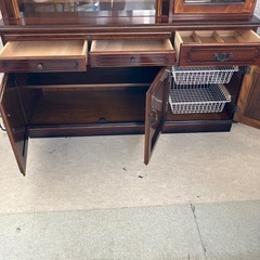 12/25まで店頭商品一部を除き半額クリスマスSALE!!開催中　サ2512-070 カリモク オールド ヴィンテージ 食器棚 カップボード スライドボード付き ガラス扉閉まりきらない箇所有り キズ汚れ有りの画像