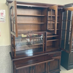 12/25まで店頭商品一部を除き半額クリスマスSALE!!開催中　サ2512-070 カリモク オールド ヴィンテージ 食器棚 カップボード スライドボード付き ガラス扉閉まりきらない箇所有り キズ汚れ有りの画像