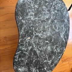 ビーンズ型テーブルの画像