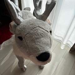 大きなトナカイの人形の画像