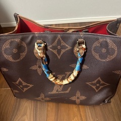 ルイヴィトン オンザゴー トートバッグの画像