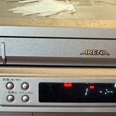 東芝ビデオデッキとビデオテープケースの画像