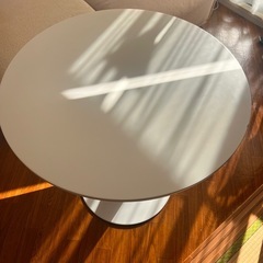 ホワイト円形ダイニングテーブル　FUNAGAIN ファンアゲイン モダンの画像