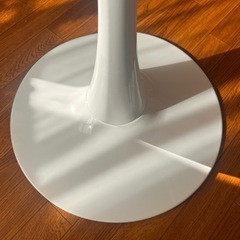 ホワイト円形ダイニングテーブル　FUNAGAIN ファンアゲイン モダンの画像