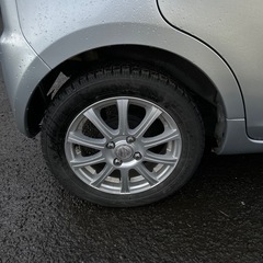 直ぐ乗れます！車検2年付渡し！綺麗ダイハツムーヴメモリアルエディション！ボディ下廻りサビ一切無しで型は古いが程度極上！スタッドレス装着済み！夏タイヤホイールも付属！ガッツリ整備で不具合無し！総額23万円の画像