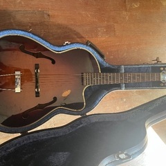 ヤイリアコースティックギター商談中の画像