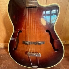 ヤイリアコースティックギター商談中の画像