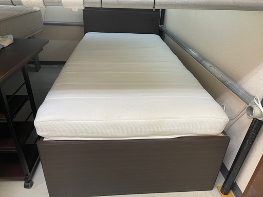 【リサイクルサービス八光】幅97.5cm　ダークブラウン　1口コンセント付きシングルチェストベッド　引き出し収納4か所付