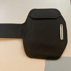 スマホ入れて腕に巻き付け音楽聴けますの画像