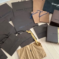 ヴィトン、CHANELのショップ袋、手提げ袋　の画像