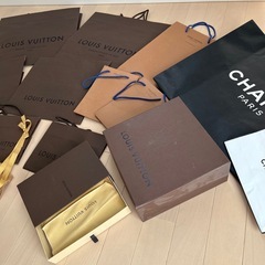 ヴィトン、CHANELのショップ袋、手提げ袋　の画像