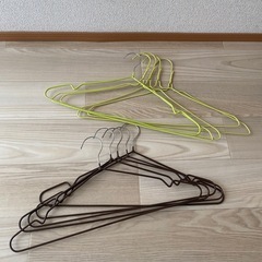 衣類ハンガーセット（木製・金属・クリップ付き）の画像