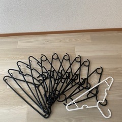 衣類ハンガーセット（木製・金属・クリップ付き）の画像