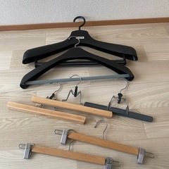 衣類ハンガーセット（木製・金属・クリップ付き）の画像