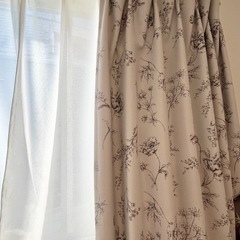 ✅ 遮光2級 ドレープカーテン 花柄／100×135cm×2枚／美品の画像