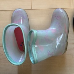 17cm  白い靴と長靴の画像