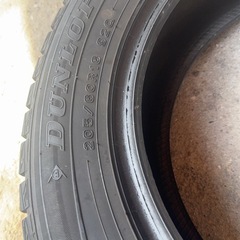 スタッドレスタイヤ　タイヤラック付きの画像