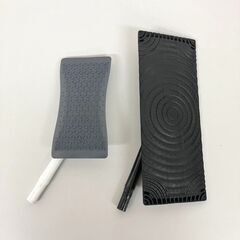 stp-3634　花王　クイックルワイパー　2本セット　サイズ違い　ミニクイックルワイパー　白　ホワイト　黒　ブラック　掃除用具　掃除　コンパクト　モップ　ほこり取り　拭き掃除の画像