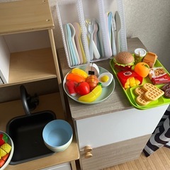 IKEA　おままごとキッチン＆冷蔵庫セット 食材・食器付き／動作確認済みの画像