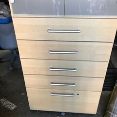 hf251210-009Z メーカー不明 収納棚 やや汚れあり ガラス扉 キッチン収納 箪笥 鍵付きの画像