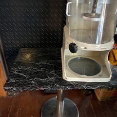 テーブル小3台、大1台の画像