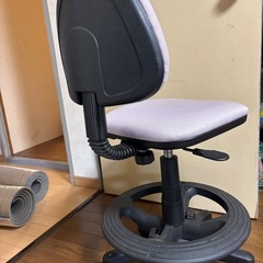 高さの変わる椅子の画像