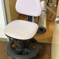 高さの変わる椅子の画像
