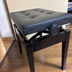 高さ調整できるピアノの椅子の画像