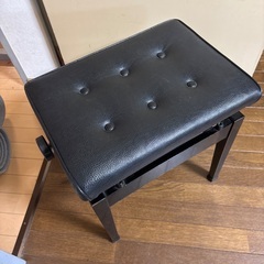 高さ調整できるピアノの椅子の画像