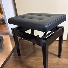 高さ調整できるピアノの椅子の画像