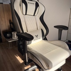 ゲーミングチェア　白の画像