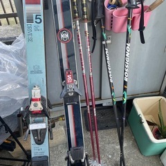 古いスキーの板・ストックの画像