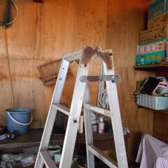 アルミ　脚立　ｈ＝1，850　㎜　折り畳み時1，８５０ミリ　です　伸ばすと倍になりますの画像