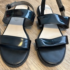 スニーカーとサンダルの画像